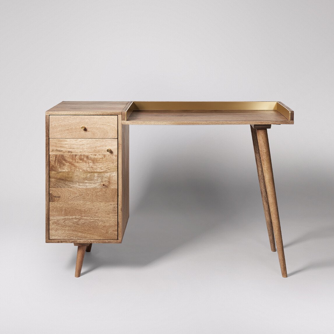 Fresco Desk in Natural Oak – Modern Design with Natural Warmth Fresco Desk in Natural Oak with soft-close drawers and tapered legs