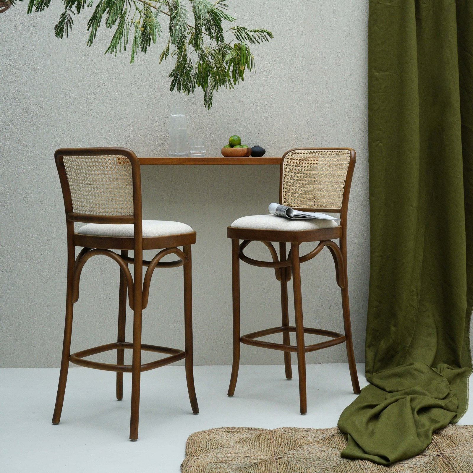 Gileteen Bar Chair – solid wood frame with curved backrest and padded seat