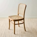 Gileteen Dining Chair – Solid wood frame with cushioned seat and curved backrest.