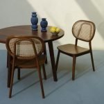 Gileteen Dining Chair – Solid wood frame with cushioned seat and curved backrest.