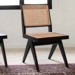 Gileteen Dining Chair – Solid wood frame with curved backrest and cushioned seat.
