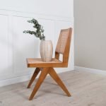 Gileteen Dining Chair – Solid wood frame with curved backrest and cushioned seat.