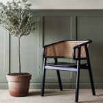 Gileteen Dining Chair – Solid wood frame with cushioned seat and curved backrest.