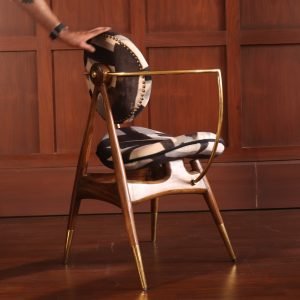 Orbit dining chair with curved backrest and armrests in solid wood