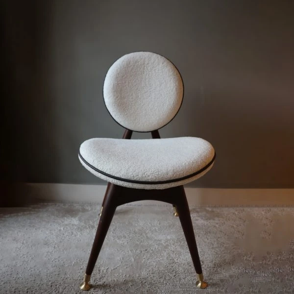 Luno Chair with curved backrest and upholstered seat in a modern living room